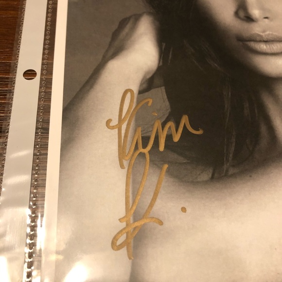 Kim kardashian signed ✍🏼 with COA - Picture 2 of 5